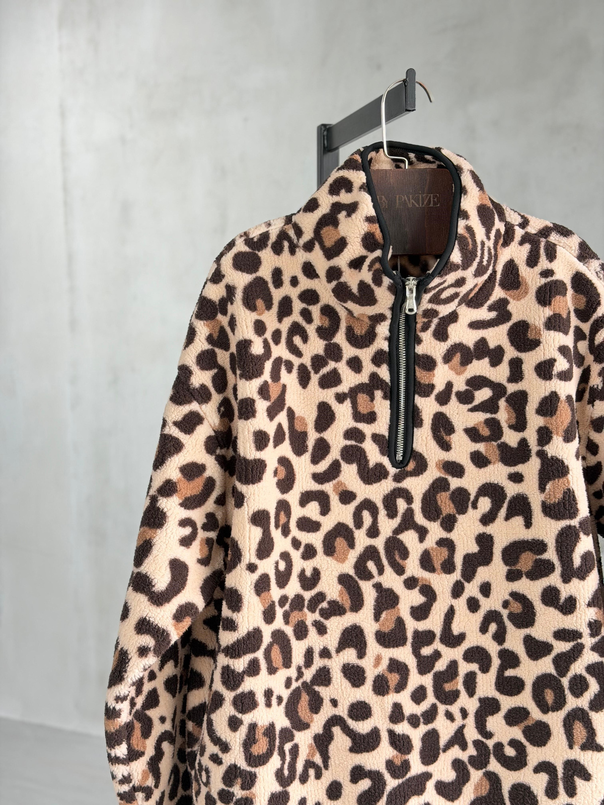 Leopar Desenli Peluş Teddy Kanguru Cepli Kazak (Kahve)
