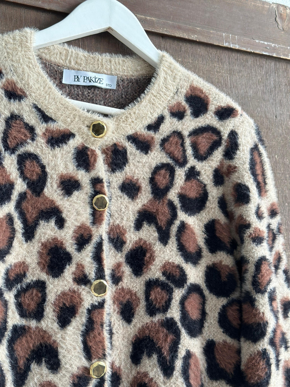 Leopar Düğme Detaylı Yumoş Leopar Hırka