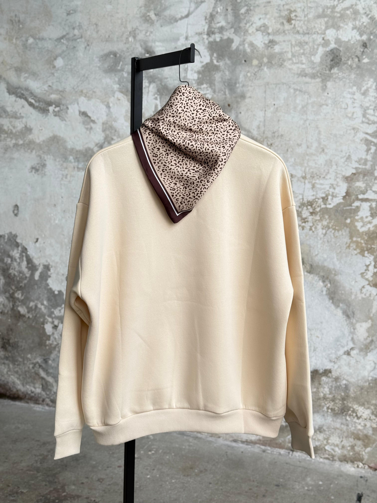 Leopar Fular Aksesuarlı Nakışlı Oversize Sweatshirt (Bej)