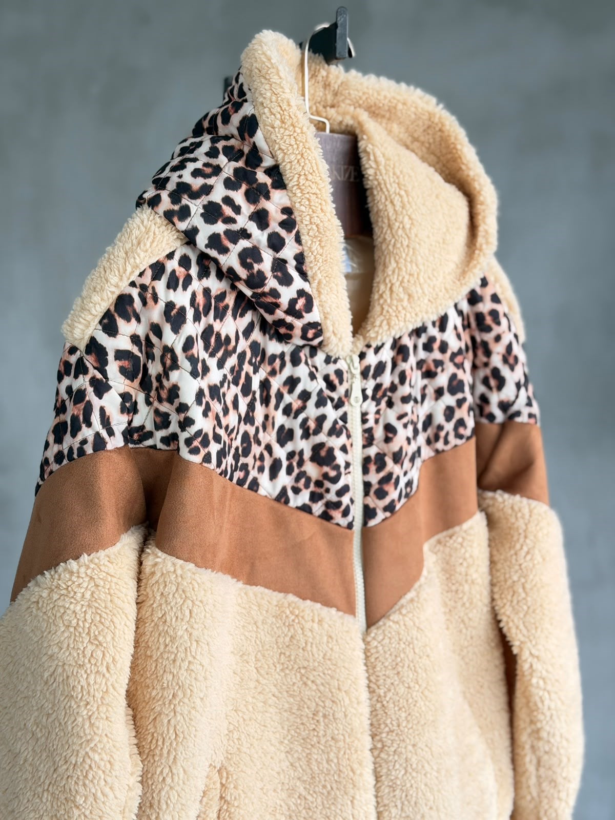 Leopar Kapitone Süet Detaylı Kapşonlu Peluş Mont (Krem)