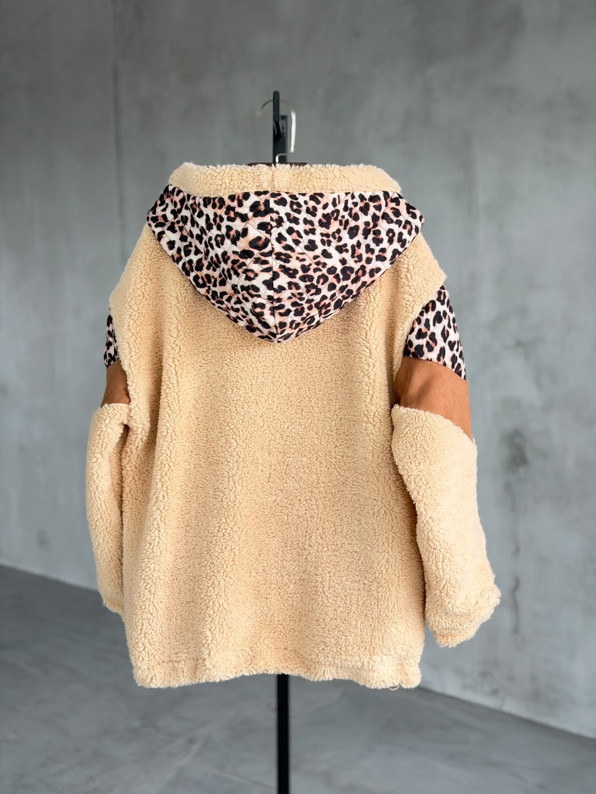 Leopar Kapitone Süet Detaylı Kapşonlu Peluş Mont (Krem)