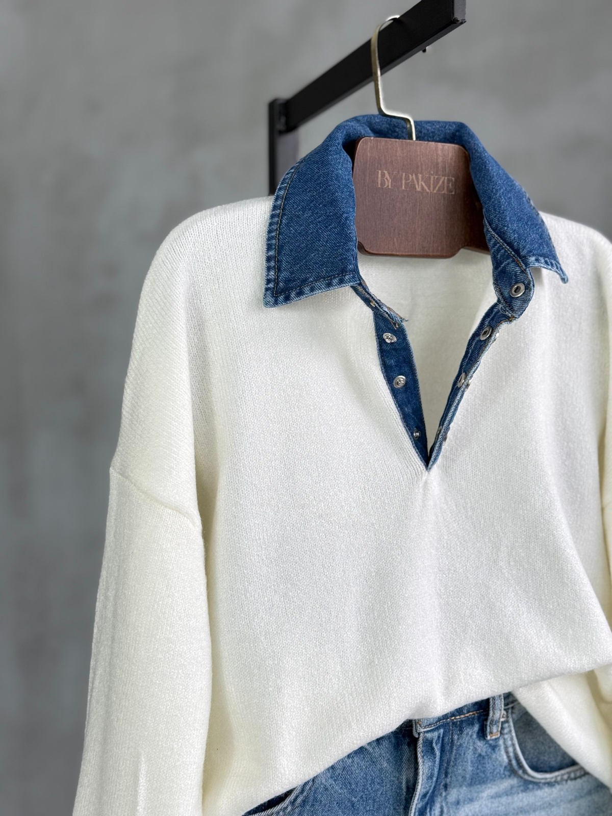 Mavi Denim Yakalı Yumoş Kazak (Beyaz)