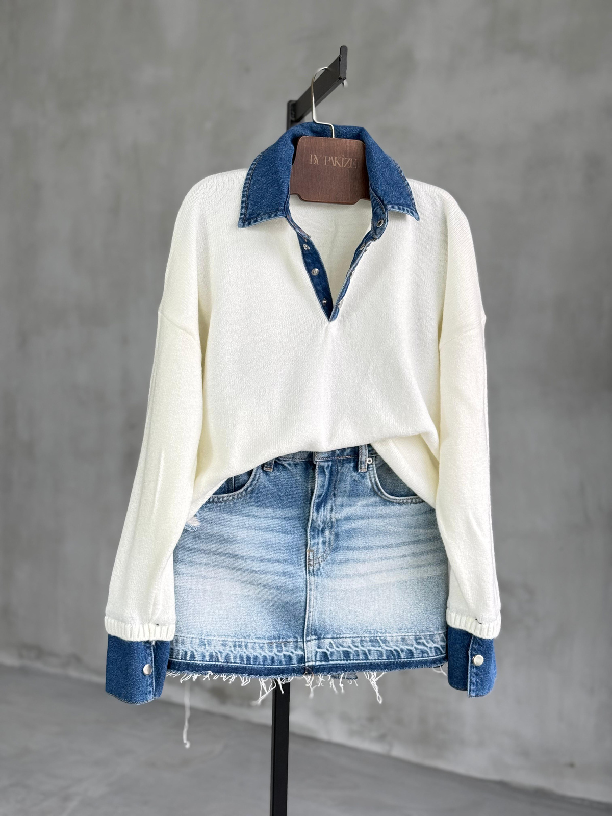 Mavi Denim Yakalı Yumoş Kazak (Beyaz)