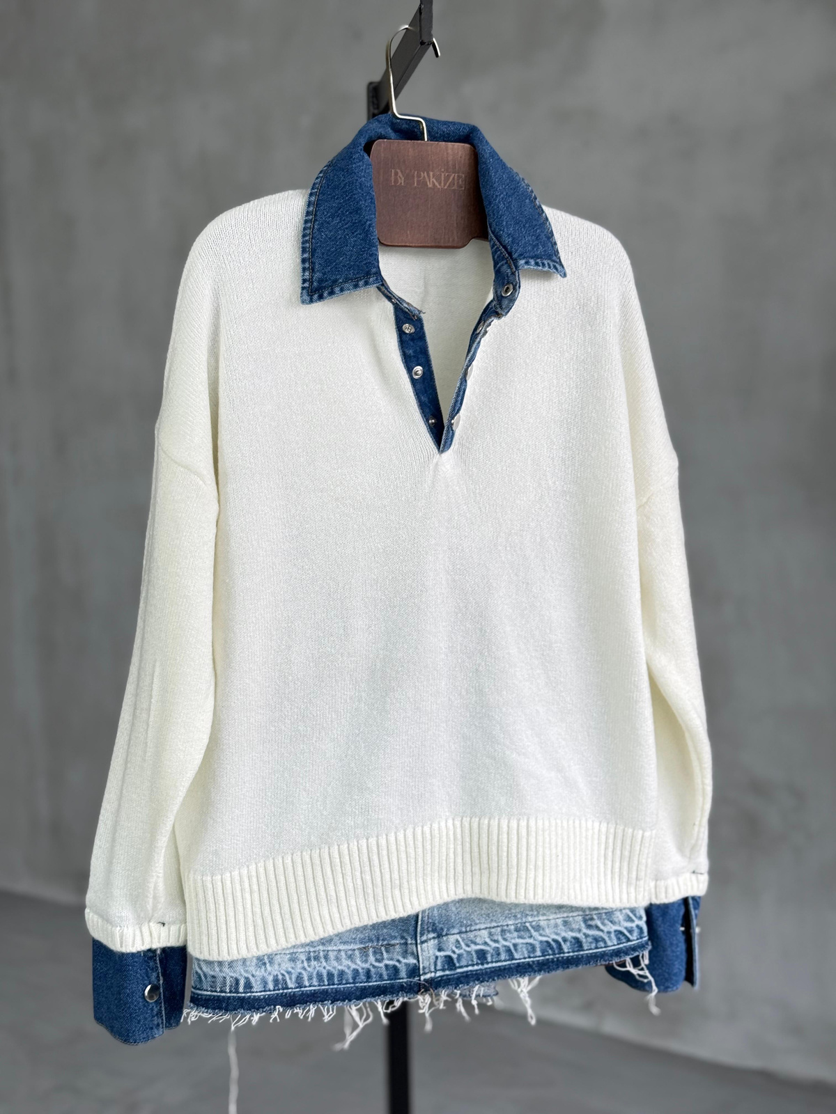 Mavi Denim Yakalı Yumoş Kazak (Beyaz)