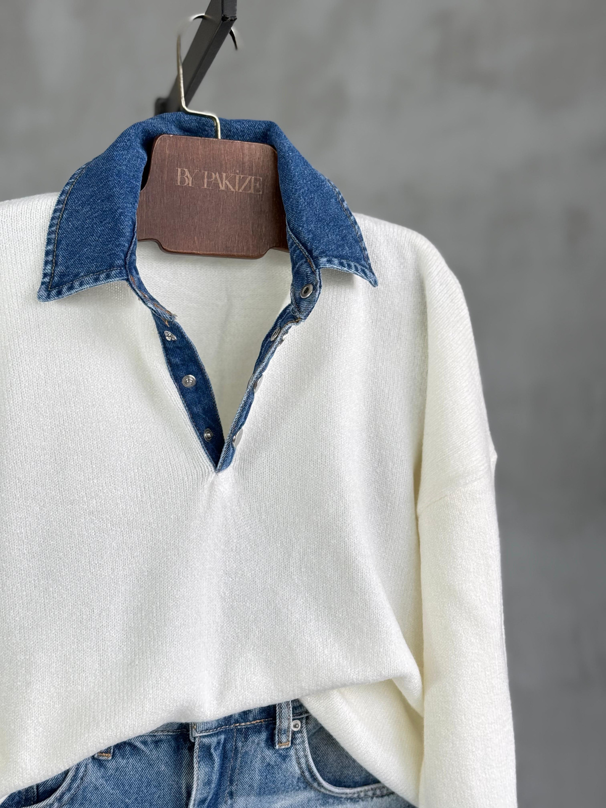 Mavi Denim Yakalı Yumoş Kazak (Beyaz)