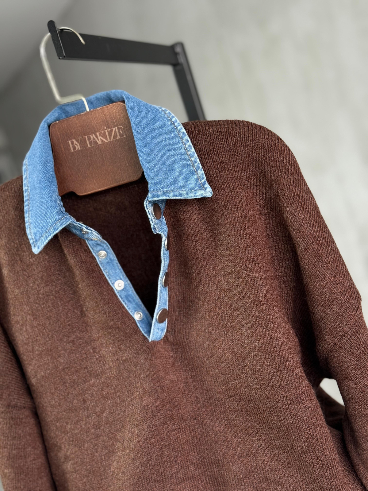 Mavi Denim Yakalı Yumoş Kazak (Kahve)