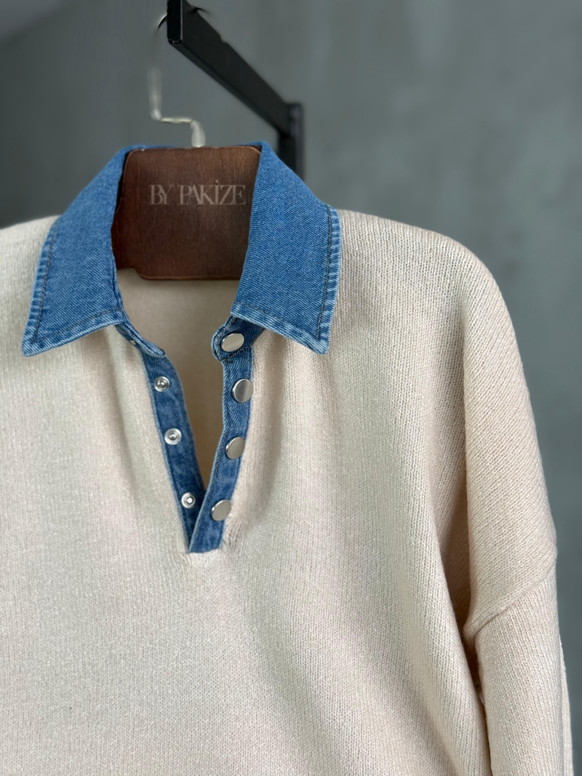 Mavi Denim Yakalı Yumoş Kazak (Vanilya)