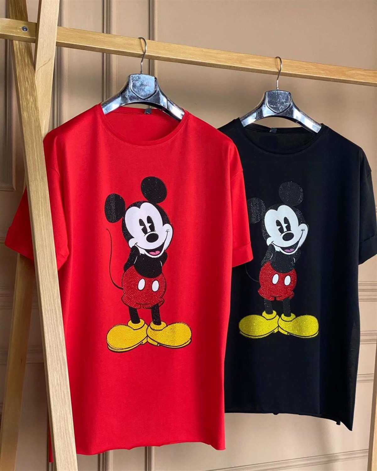 Mickey Mouse Üzerine Taş İşçilikli Tshirt (SİYAH & KIRMIZI