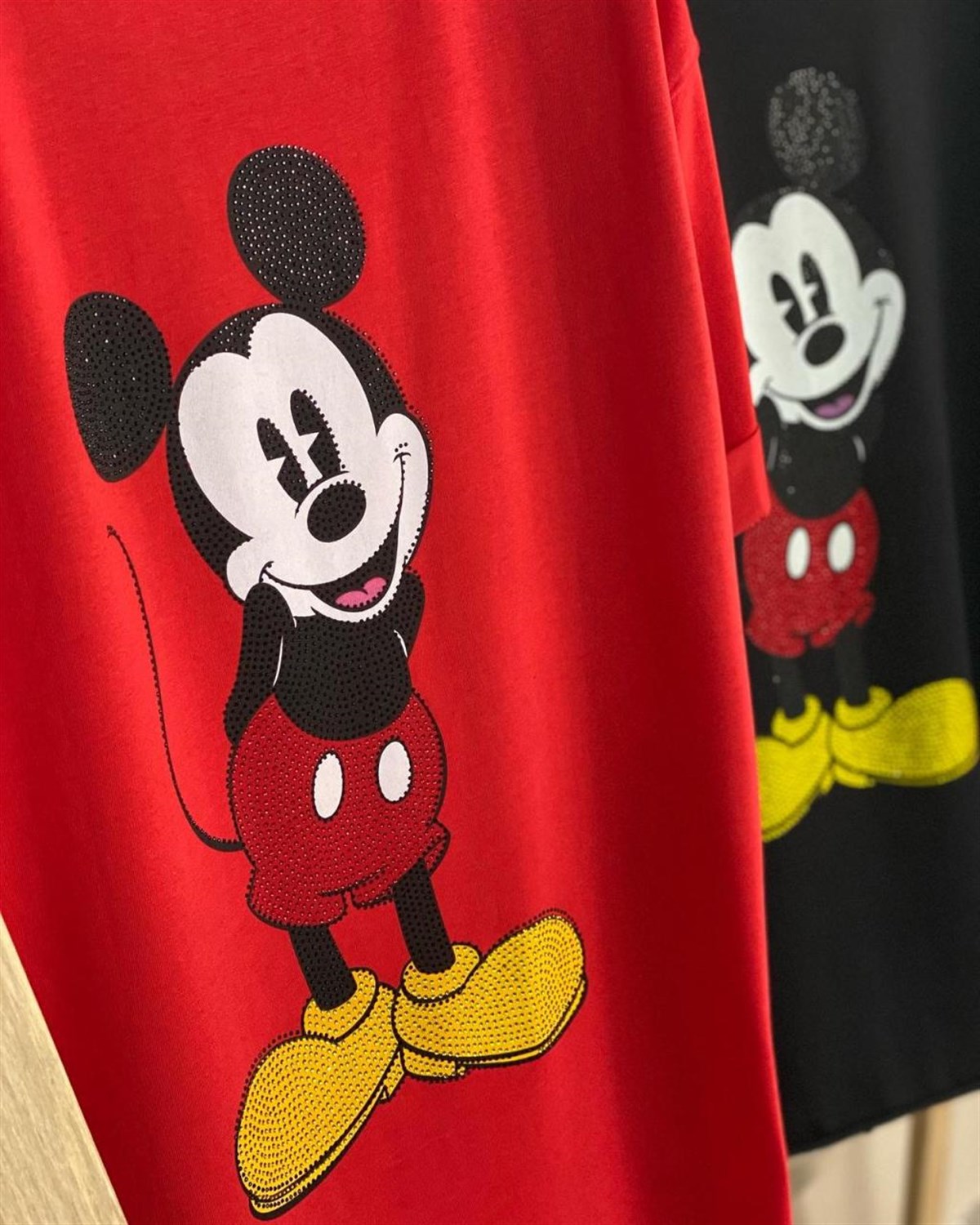 Mickey Mouse Üzerine Taş İşçilikli Tshirt (SİYAH & KIRMIZI