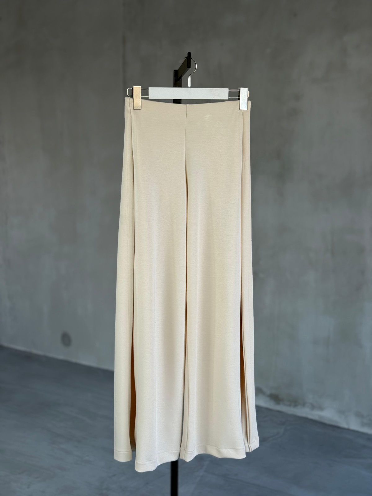 Modal Kumaş Yan Yırtmaçlı Pantolon (Bej)