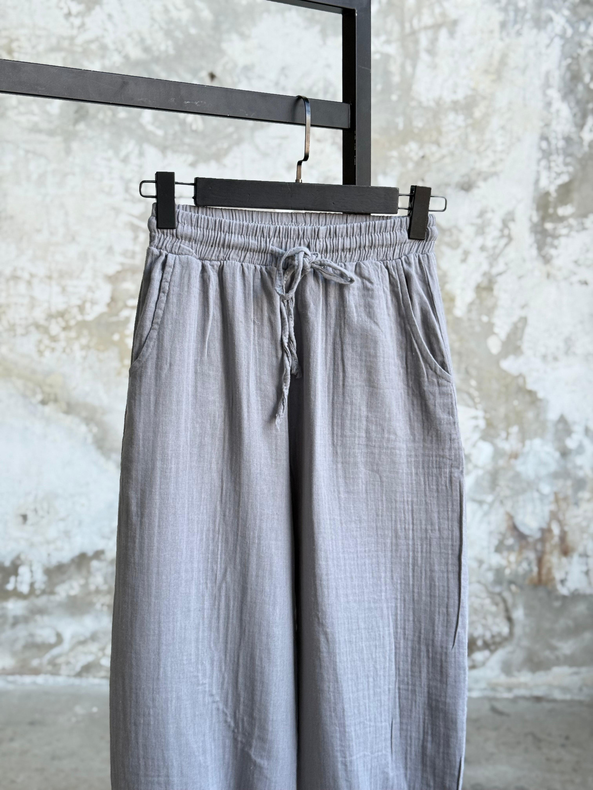 Müslin Kumaş Paçası Çımalı Pantolon (Gri)