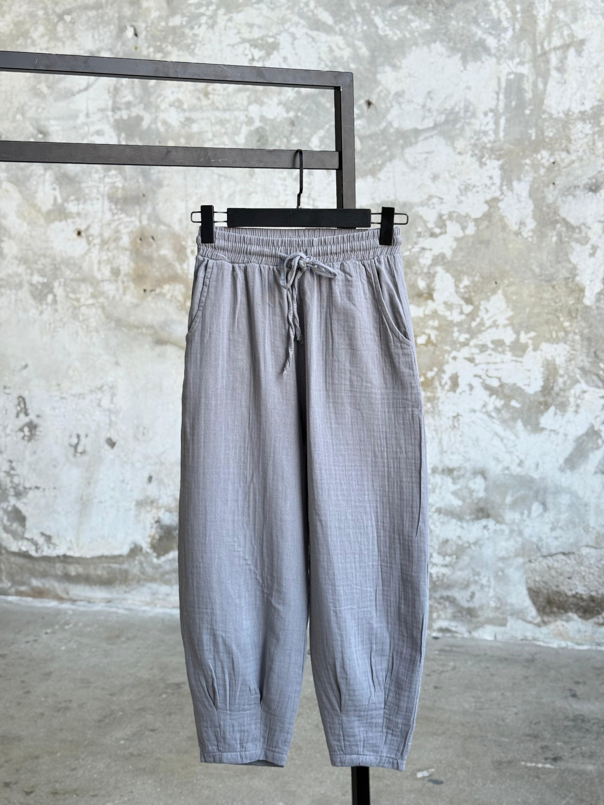 Müslin Kumaş Paçası Çımalı Pantolon (Gri)