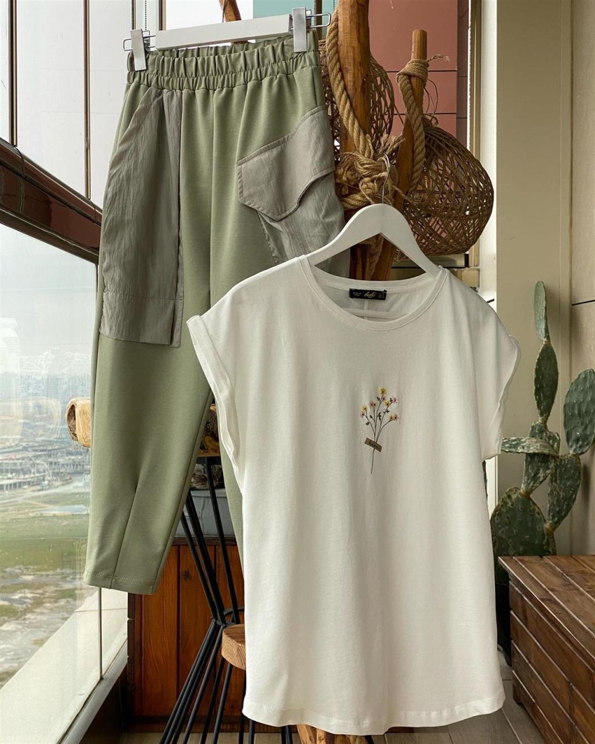 Nakış Çiçek Detaylı Basic Tshirt