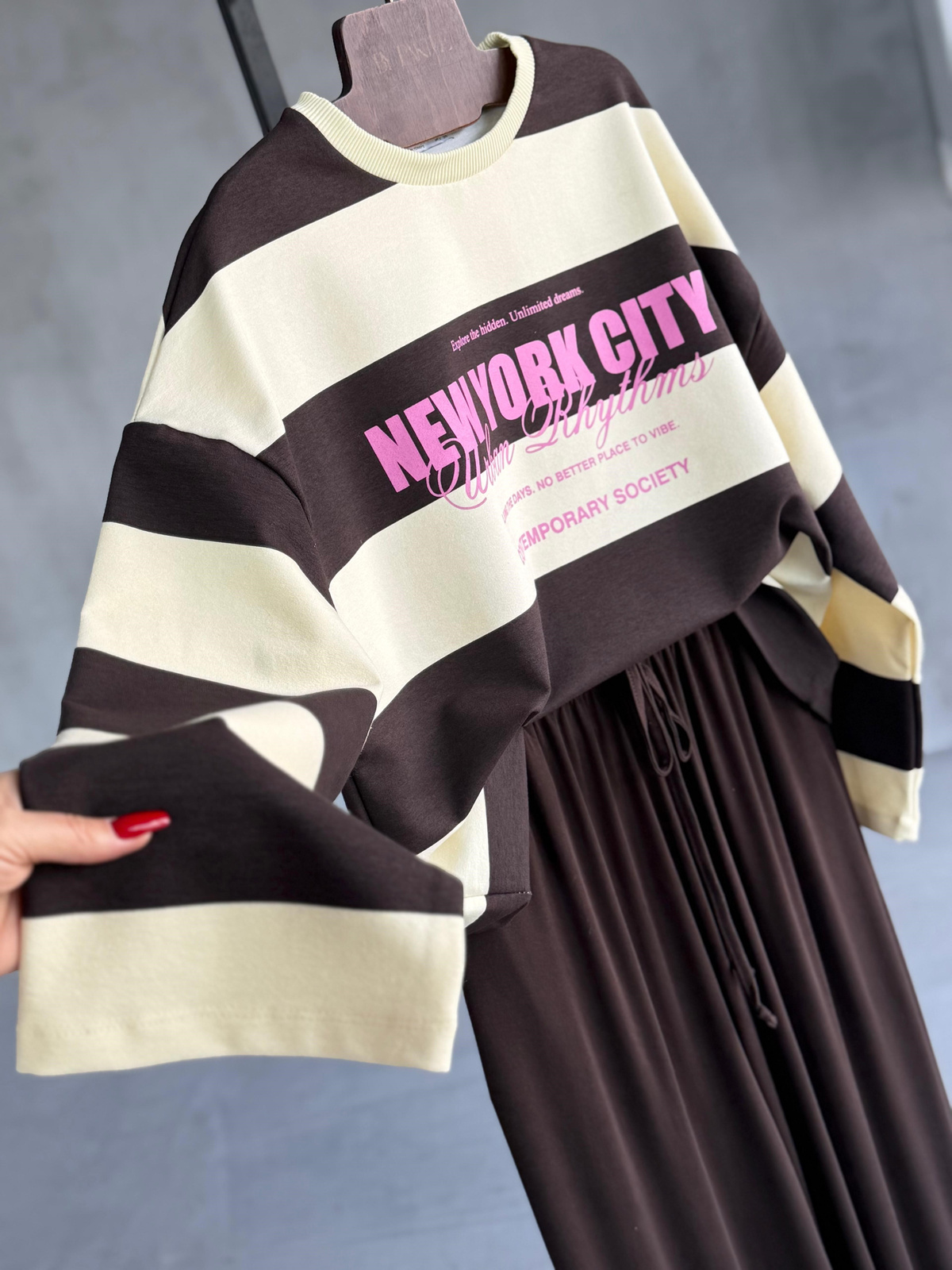 New York Baskılı Çizgili Sweatshirt (Kahve)