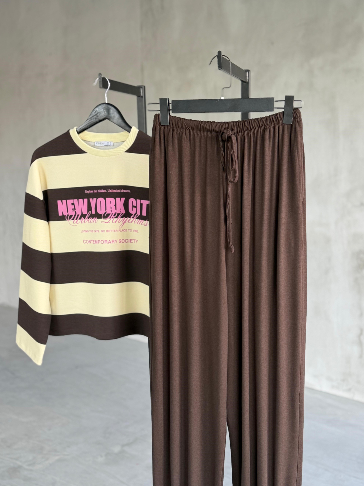 New York Baskılı Çizgili Sweatshirt (Kahve)