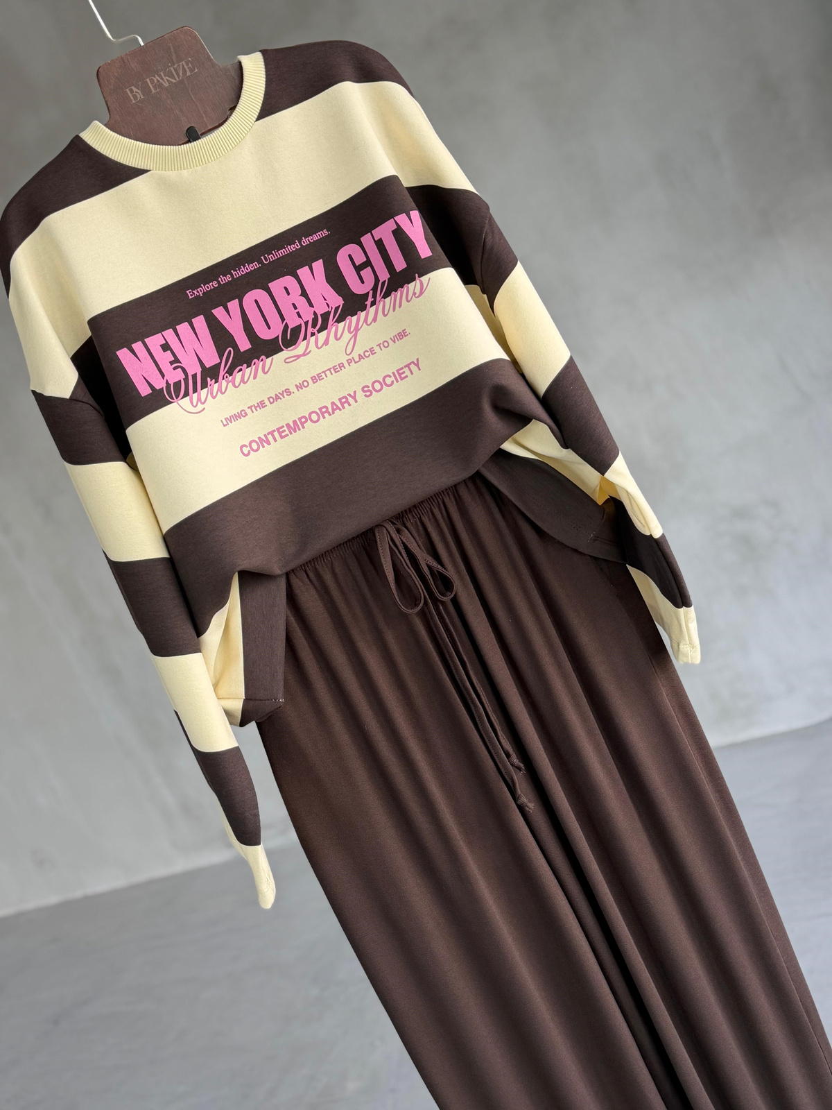 New York Baskılı Çizgili Sweatshirt (Kahve)