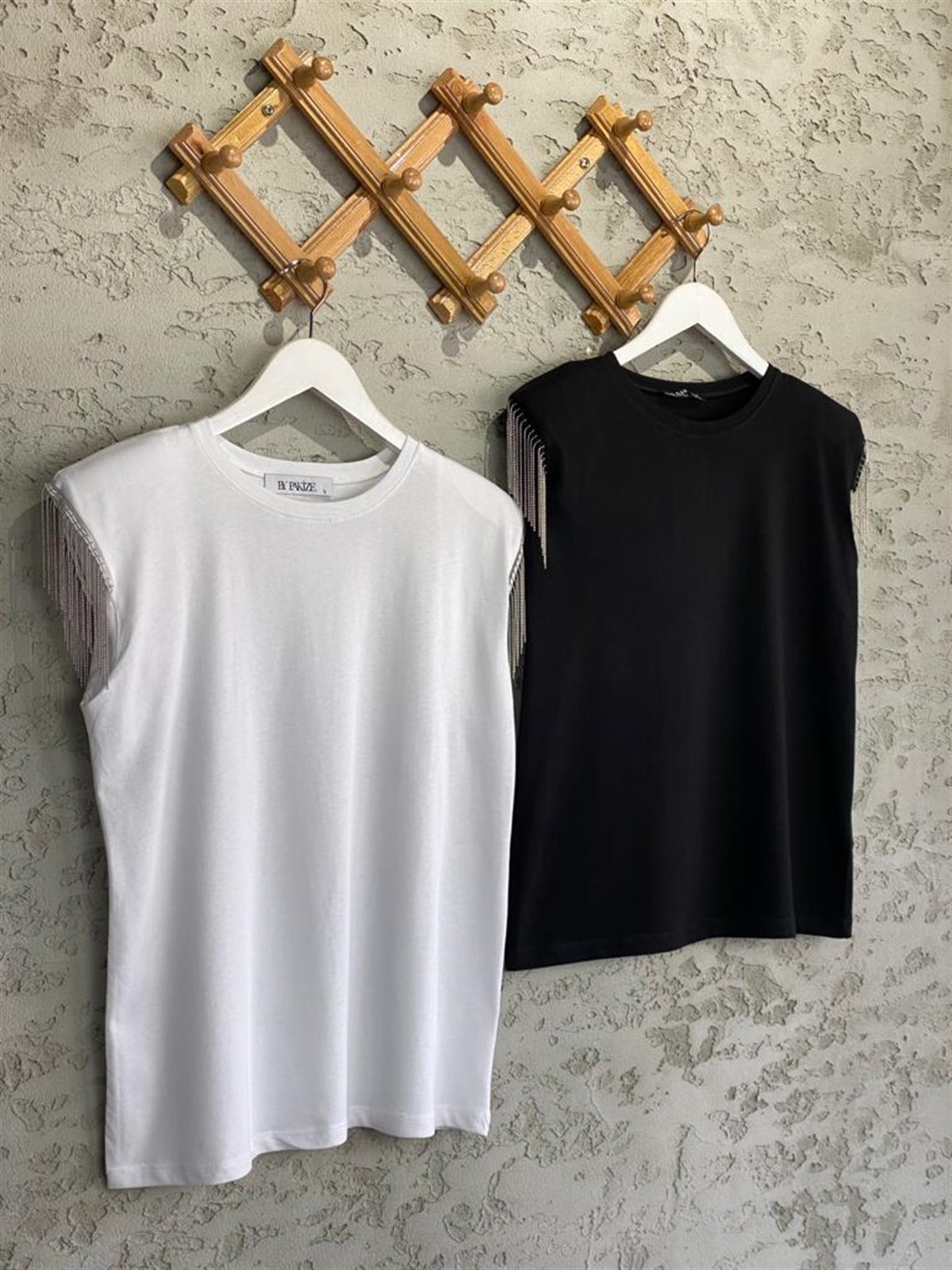 Omuz Zincir Detaylı Vatkalı Tshirt (Siyah)