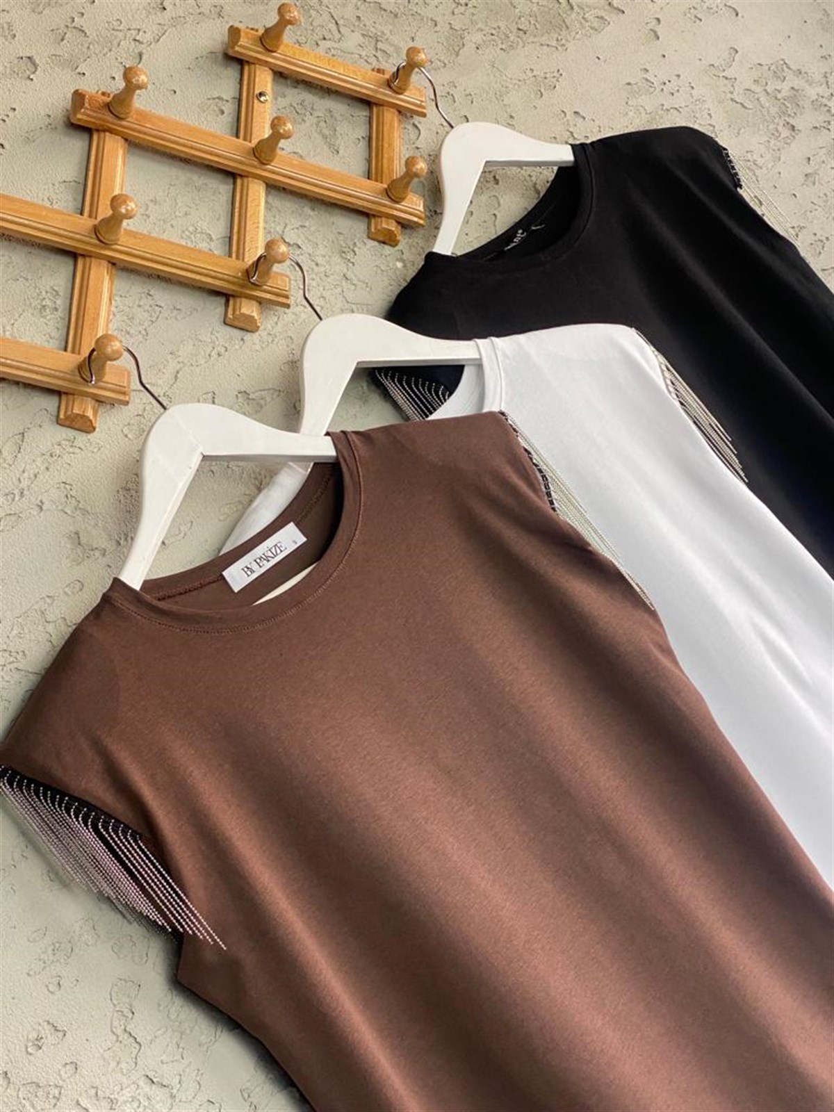 Omuz Zincir Detaylı Vatkalı Tshirt (Siyah)