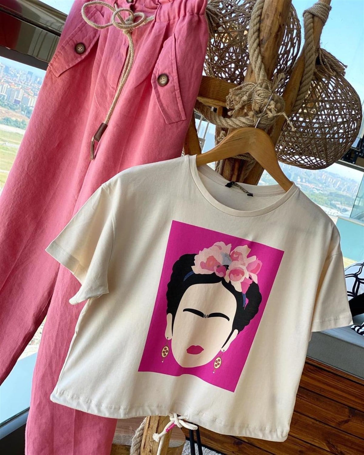 Önden Bağlamalı Frida Baskılı Tshirt