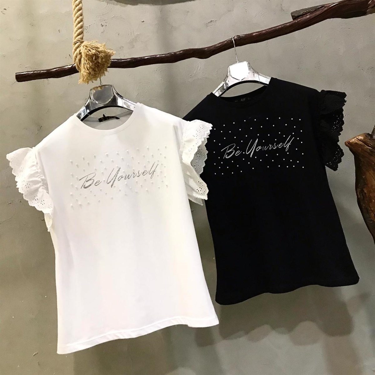 Önü İnci Detaylı Kolları Fistolu Tshirt (BEYAZ & SİYAH)