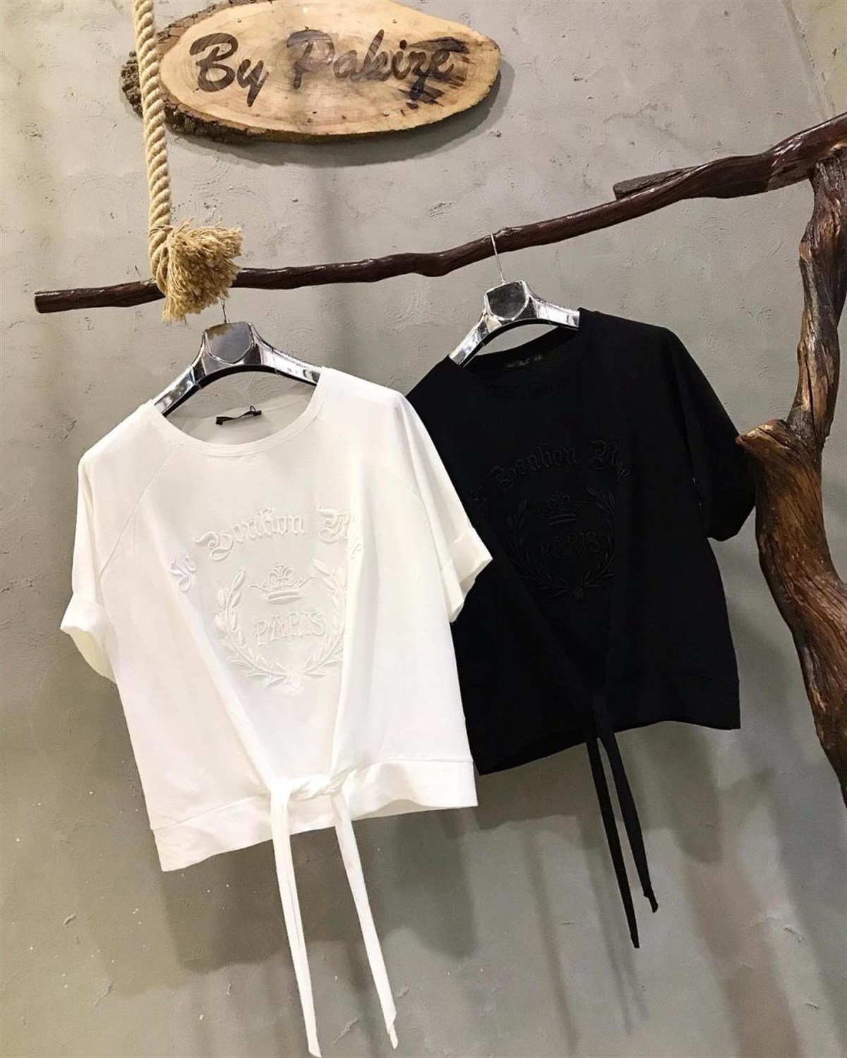 Önü Nakış Detaylı Salaş Tshirt  (SİYAH & BEYAZ)