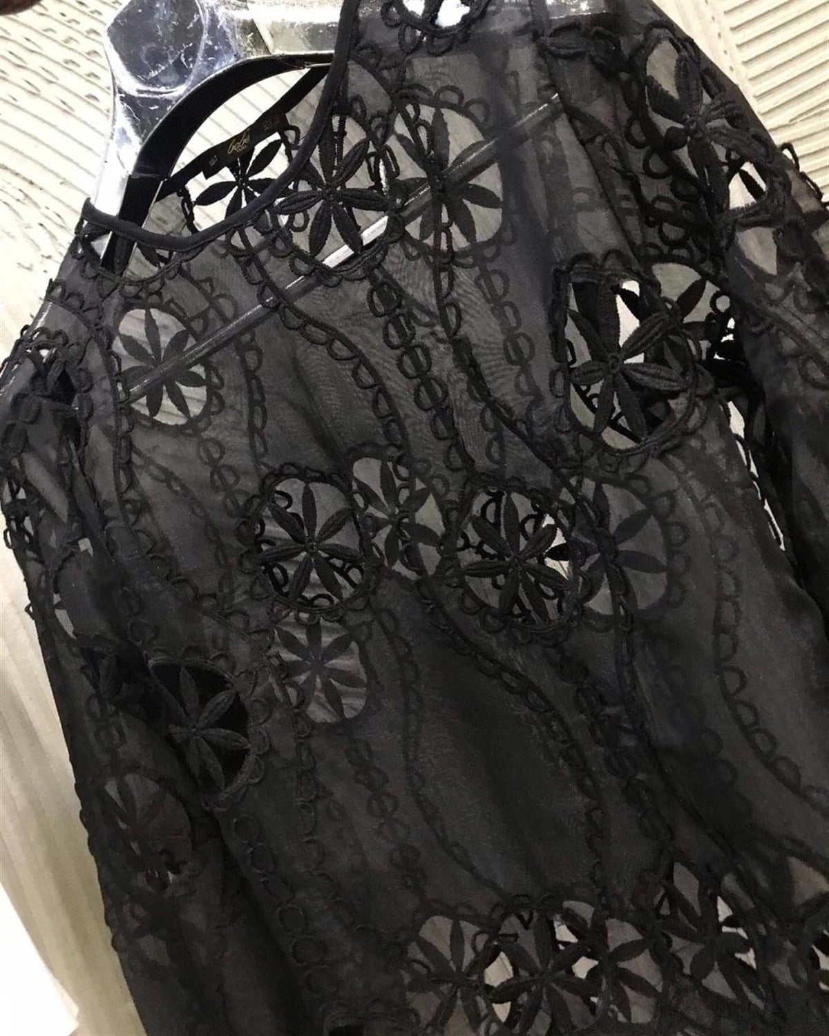 Organze Kumaş Üzerine Gübür Detalı Bluz (SİYAH & EKRU)