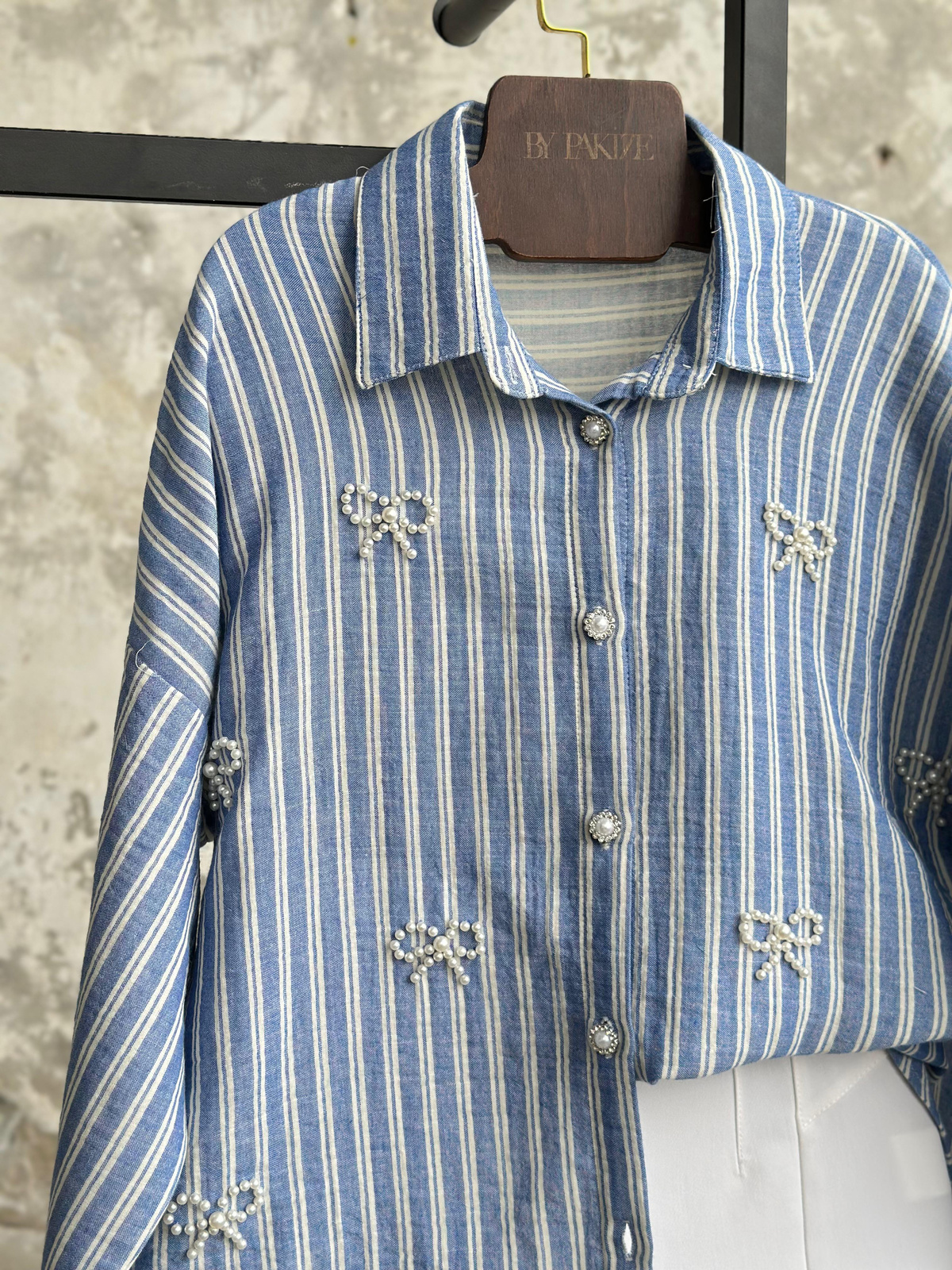 Oversize İnci Fiyonklu Çizgili Gömlek (Mavi)