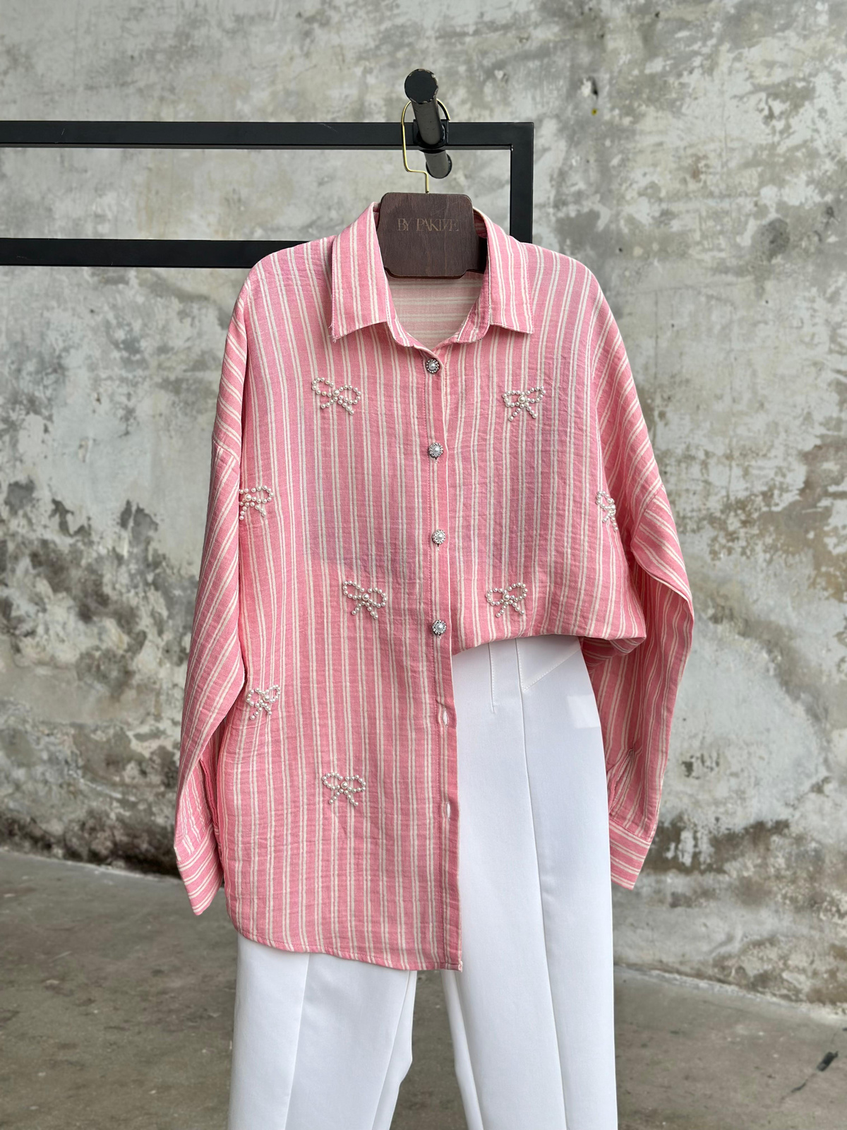 Oversize İnci Fiyonklu Çizgili Gömlek (Pembe)