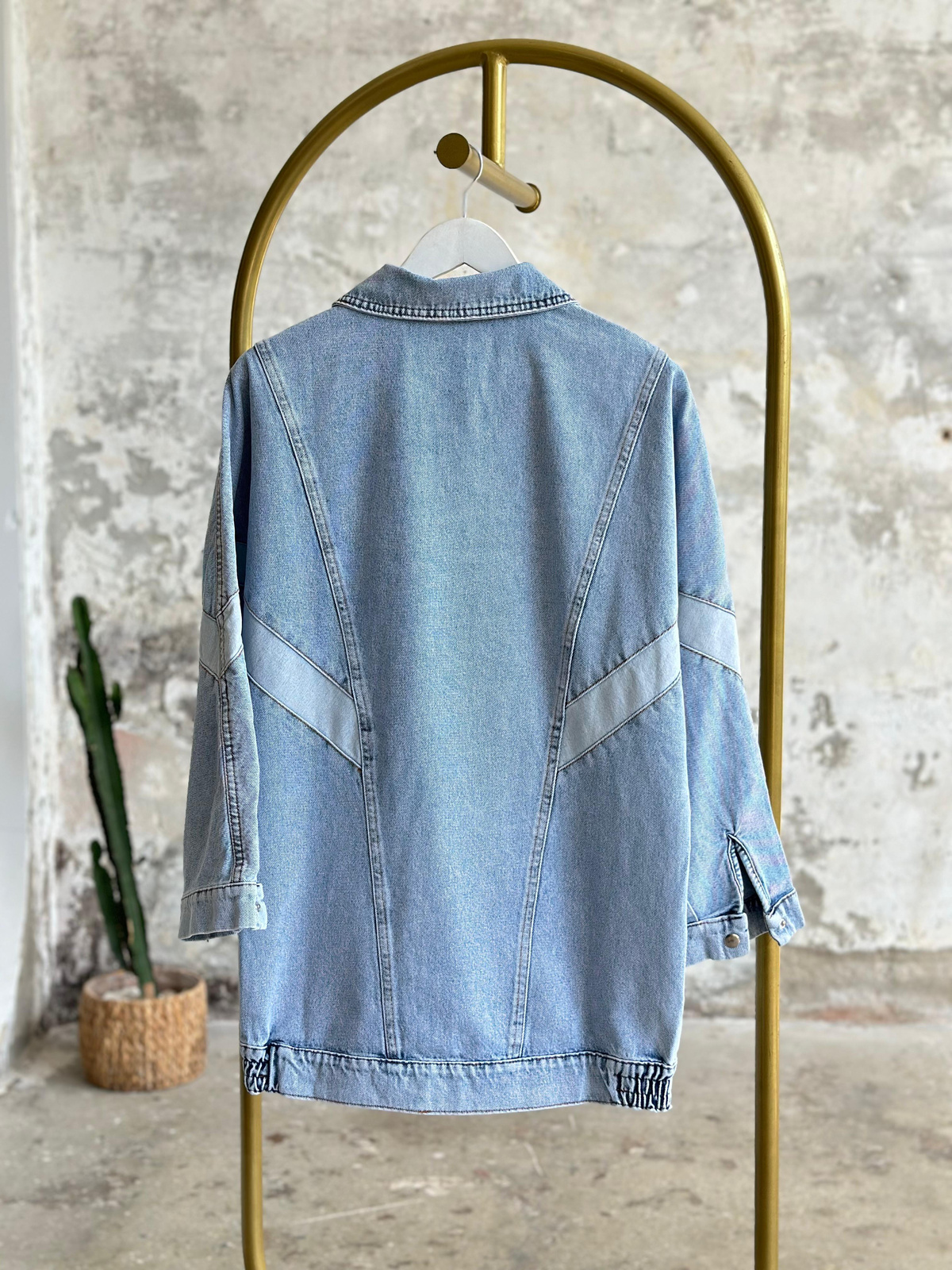 Oversize Kesim Geometrik Dikiş Detaylı Denim Ceket (Buz Mavisi)