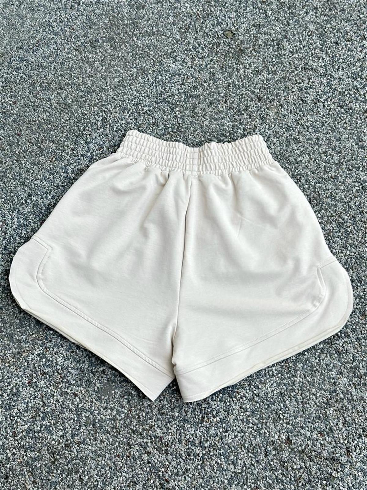 Oysho Model Oval Kesim Relax Fit Şort (Bej)