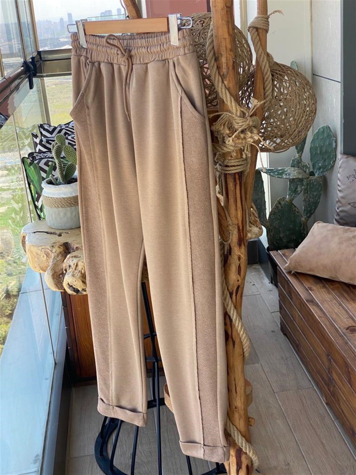 Paça Katlama Detaylı Eşofman Pantolon (Bej)