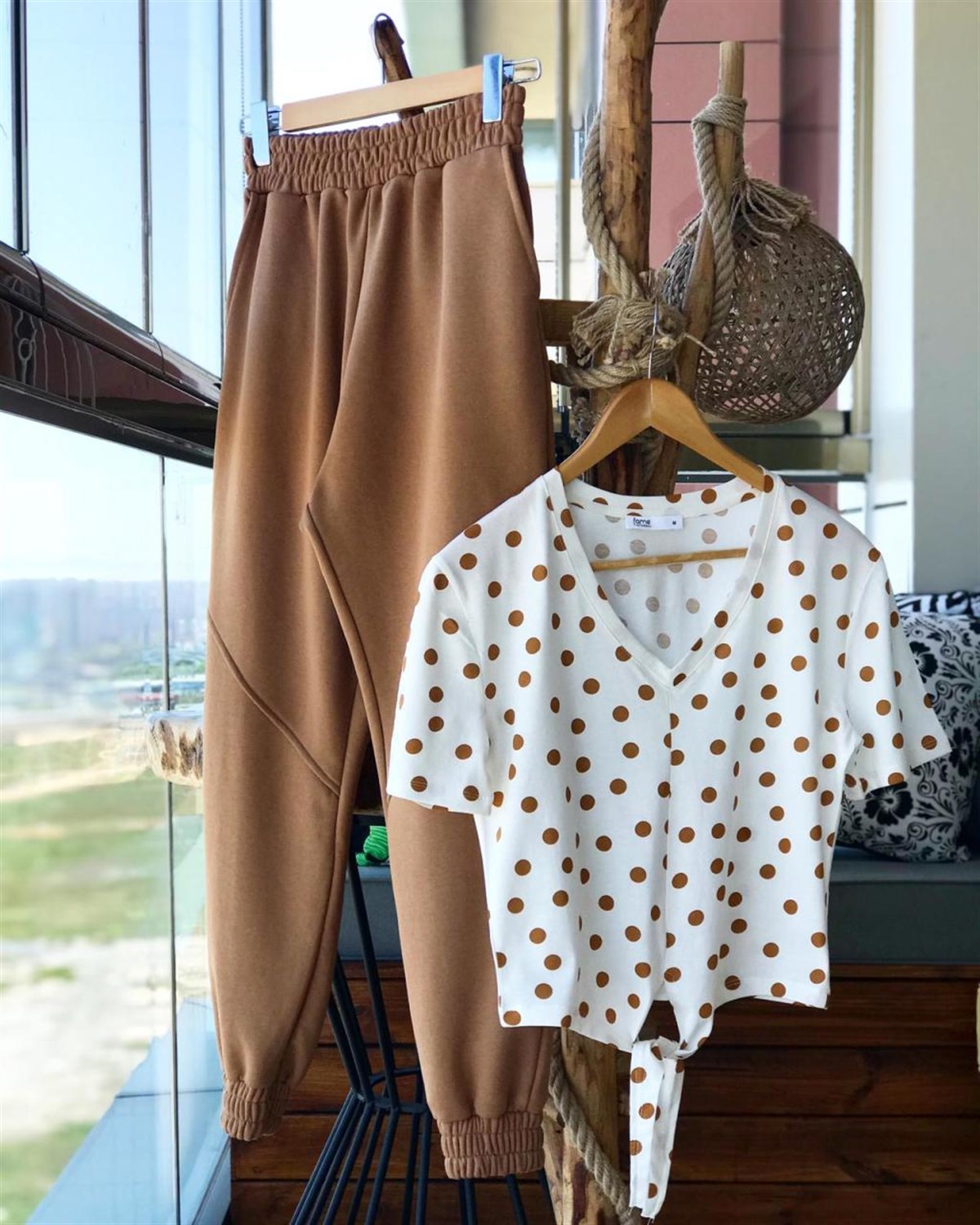 Paçası Dikiş Detaylı Eşofman Pantolon (CAMEL)