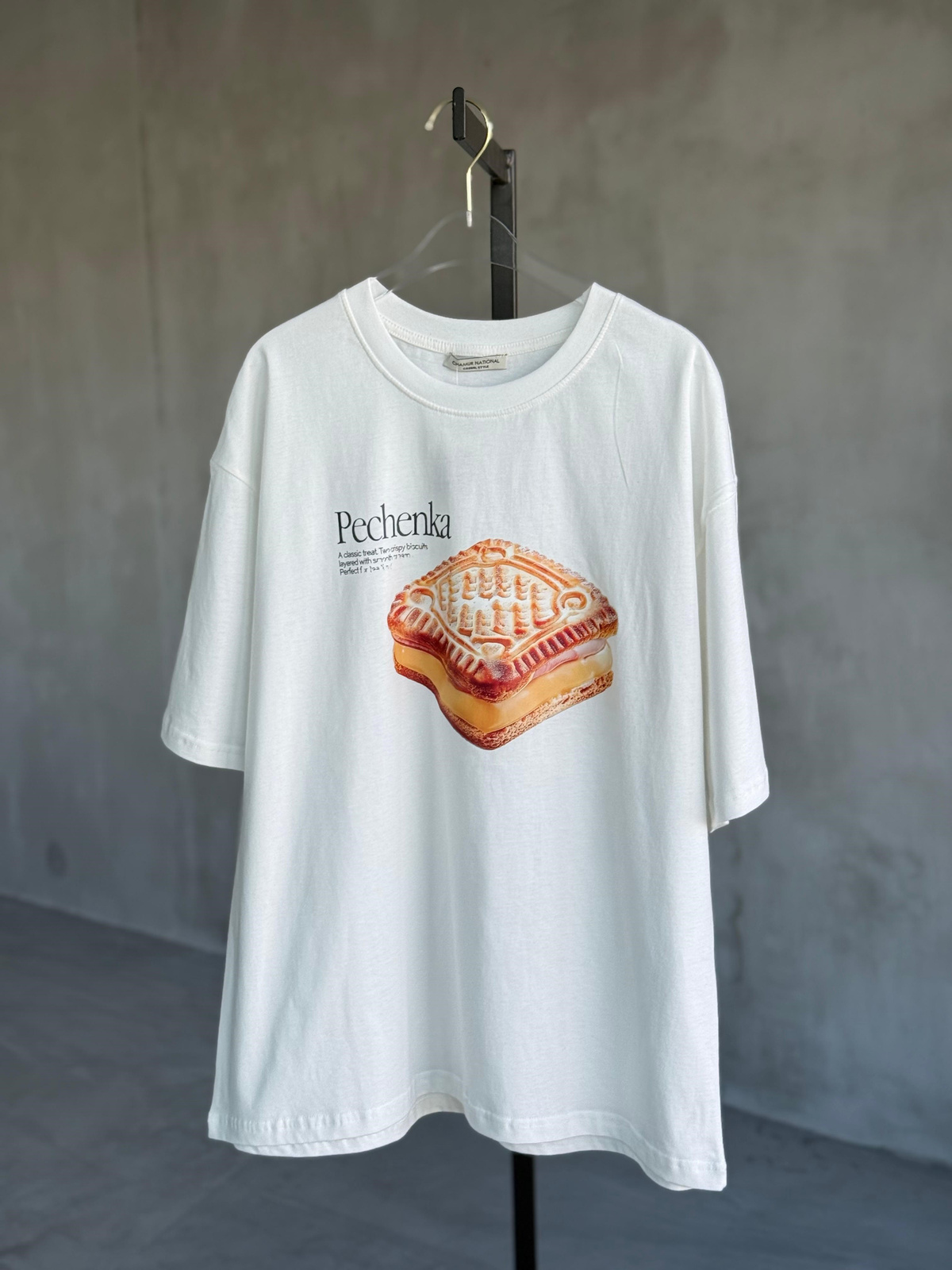 Pechenka Baskılı Oversize Tişört (Beyaz)
