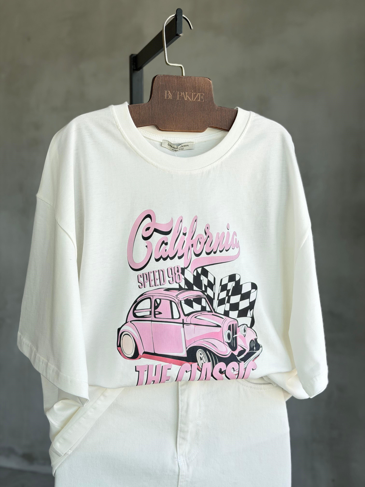 Pembe Araba Baskılı Oversize Dokuma Tişört (Beyaz)