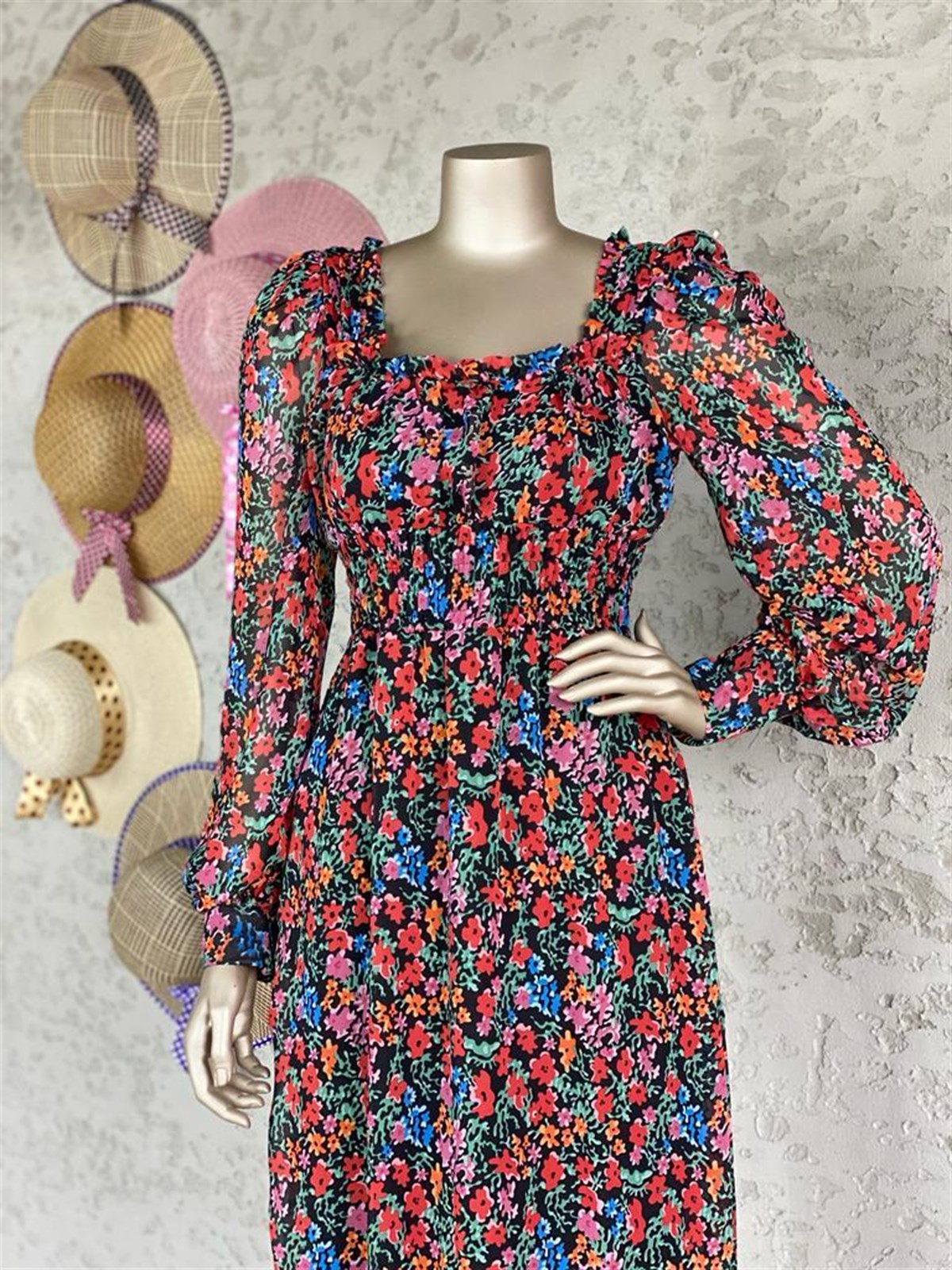 Pembe Çiçekli Midi Boy Şifon Elbise (Siyah)