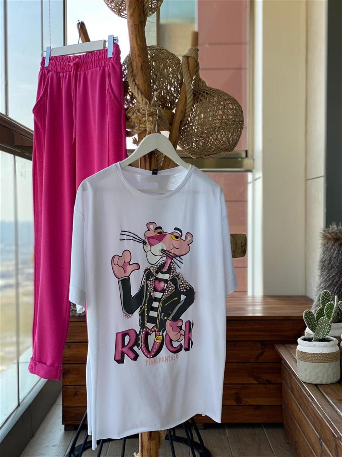 Pembe Panter Baskı Üzerine İnci Detaylı Tshirt