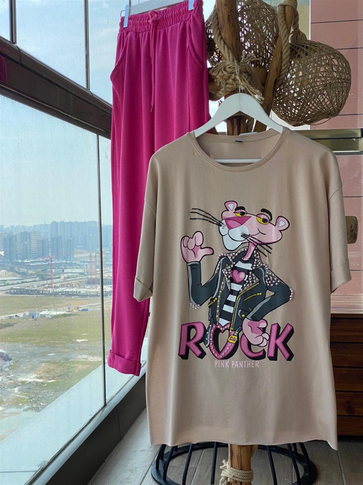 Pembe Panter Baskı Üzerine İnci Detaylı Tshirt (BEJ)