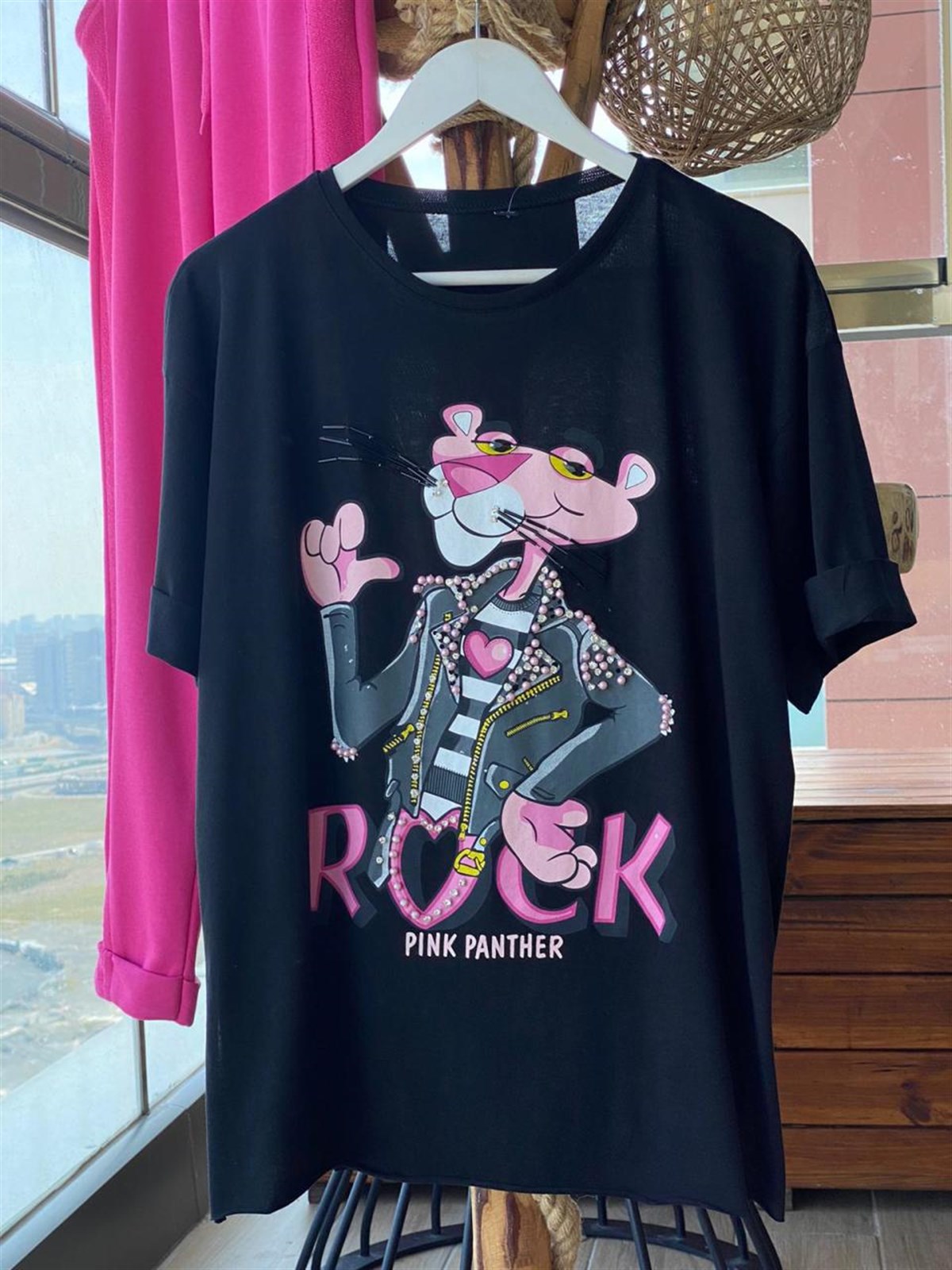 Pembe Panter Baskı Üzerine İnci Detaylı Tshirt (SİYAH)