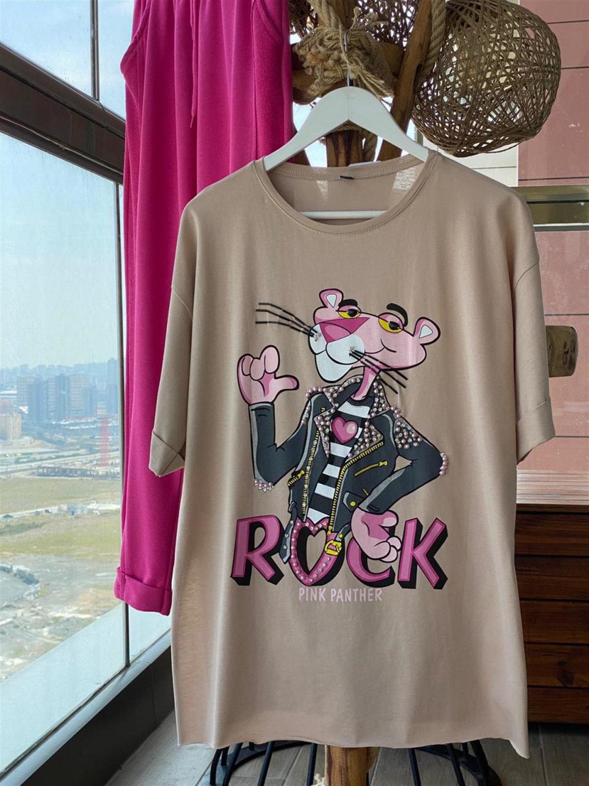Pembe Panter Baskı Üzerine İnci Detaylı Tshirt (BEJ)