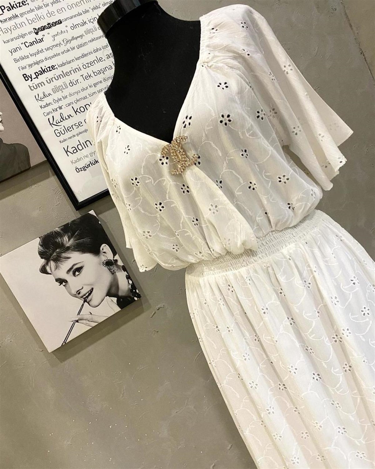 Poplin Kumaş Üzerine Delikişi İşlemeli Kruvaze Yaka Elbise