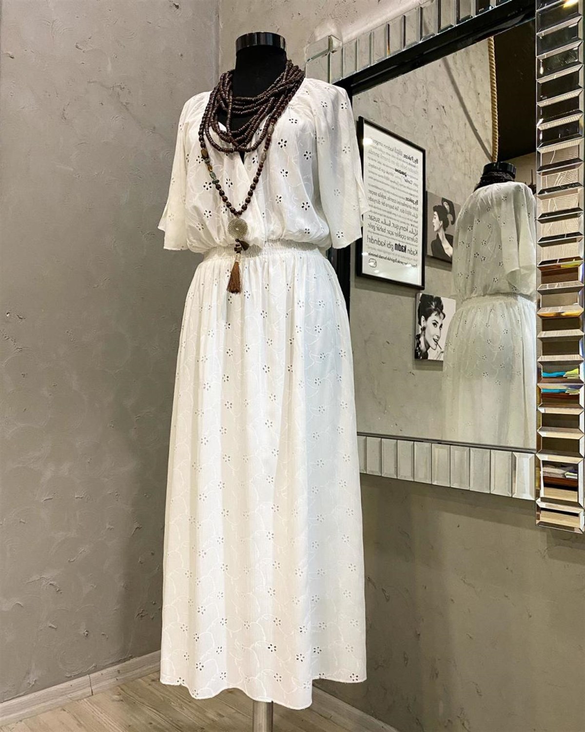 Poplin Kumaş Üzerine Delikişi İşlemeli Kruvaze Yaka Elbise