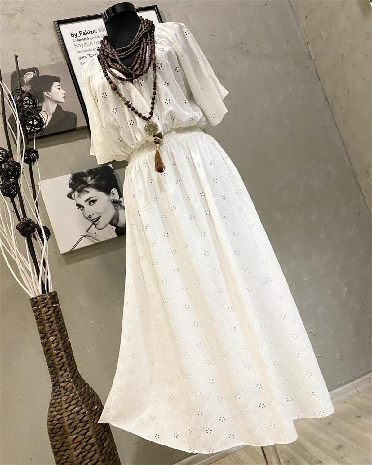 Poplin Kumaş Üzerine Delikişi İşlemeli Kruvaze Yaka Elbise