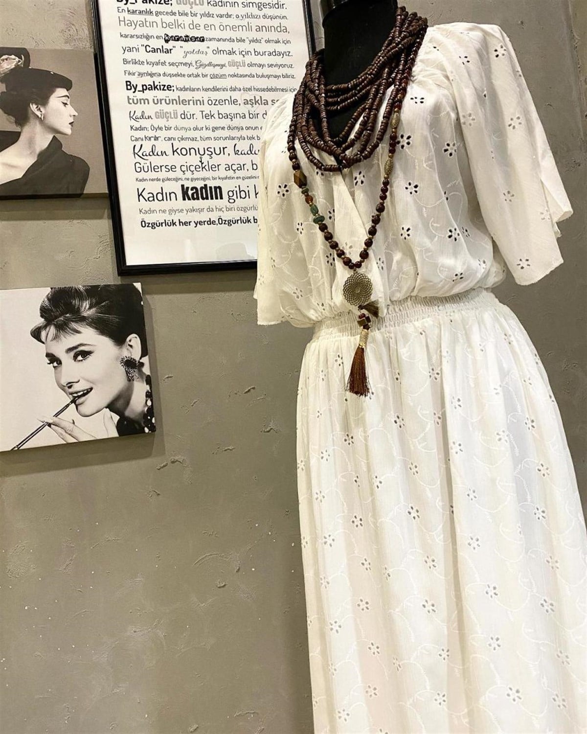 Poplin Kumaş Üzerine Delikişi İşlemeli Kruvaze Yaka Elbise