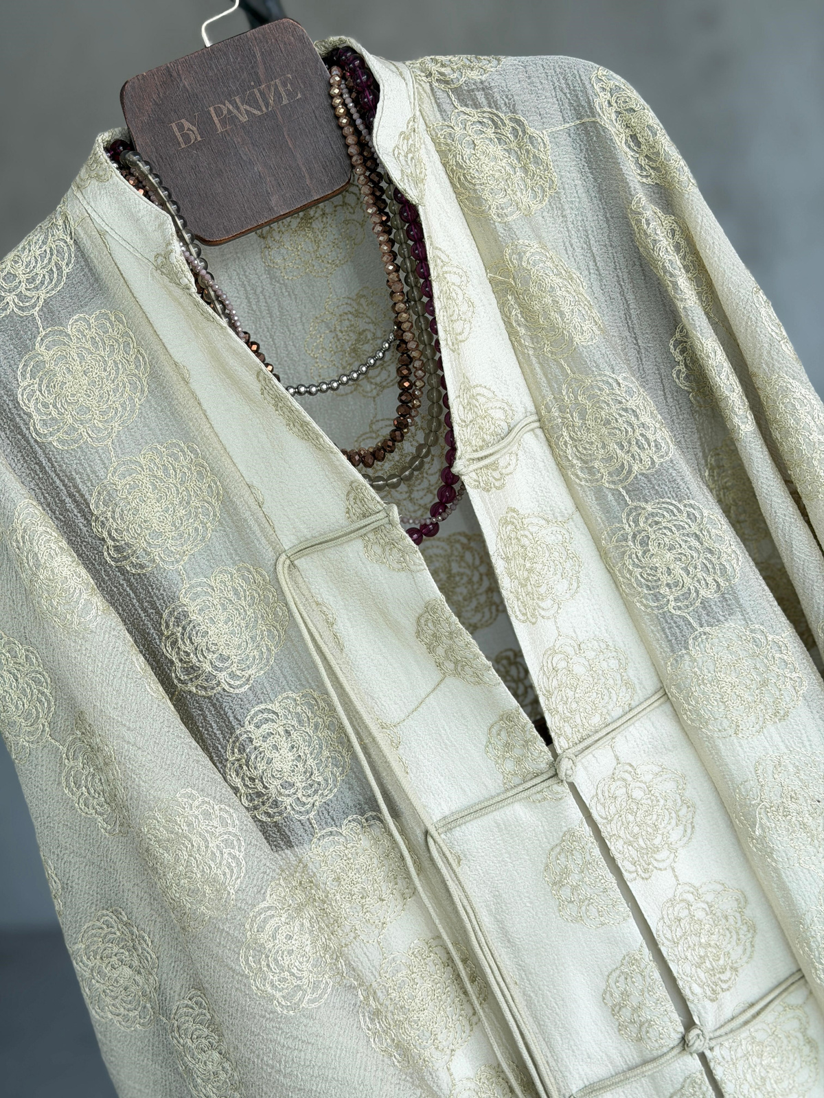 Premium Brode Kumaş Bağlama Detaylı Kimono Gömlek (Adaçayı Yeşili)