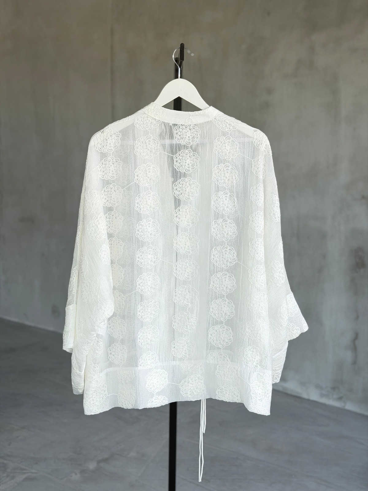 Premium Brode Kumaş Bağlama Detaylı Kimono Gömlek (Beyaz)