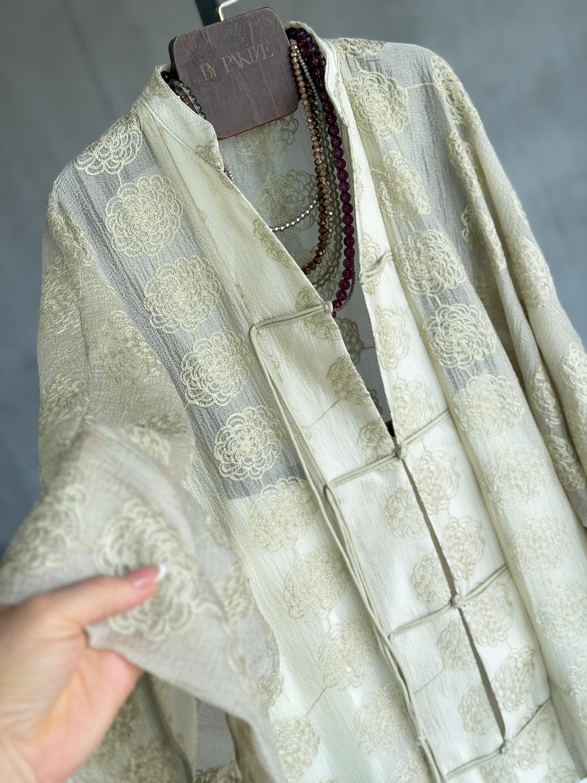 Premium Brode Kumaş Bağlama Detaylı Kimono Gömlek (Adaçayı Yeşili)