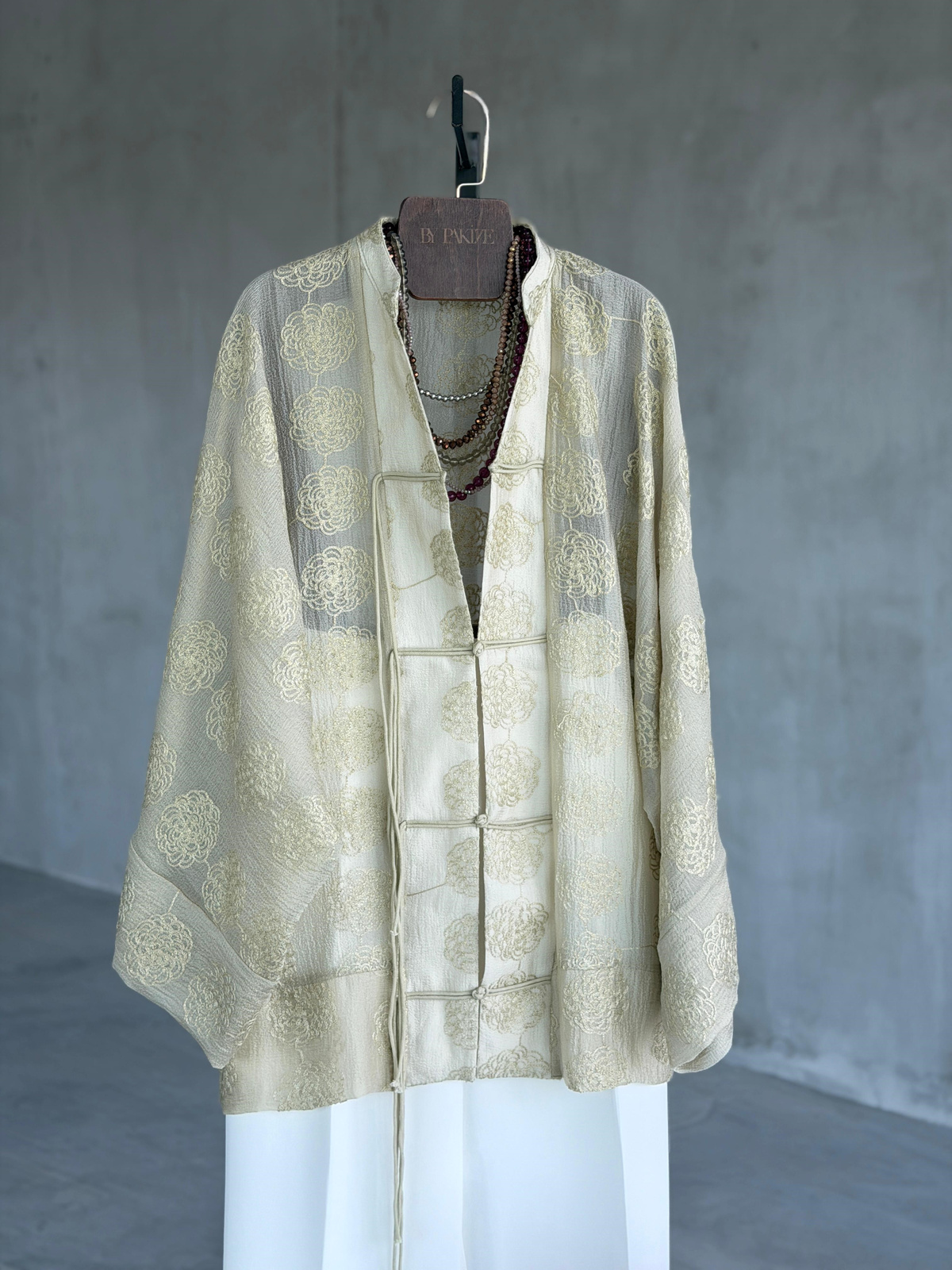 Premium Brode Kumaş Bağlama Detaylı Kimono Gömlek (Adaçayı Yeşili)