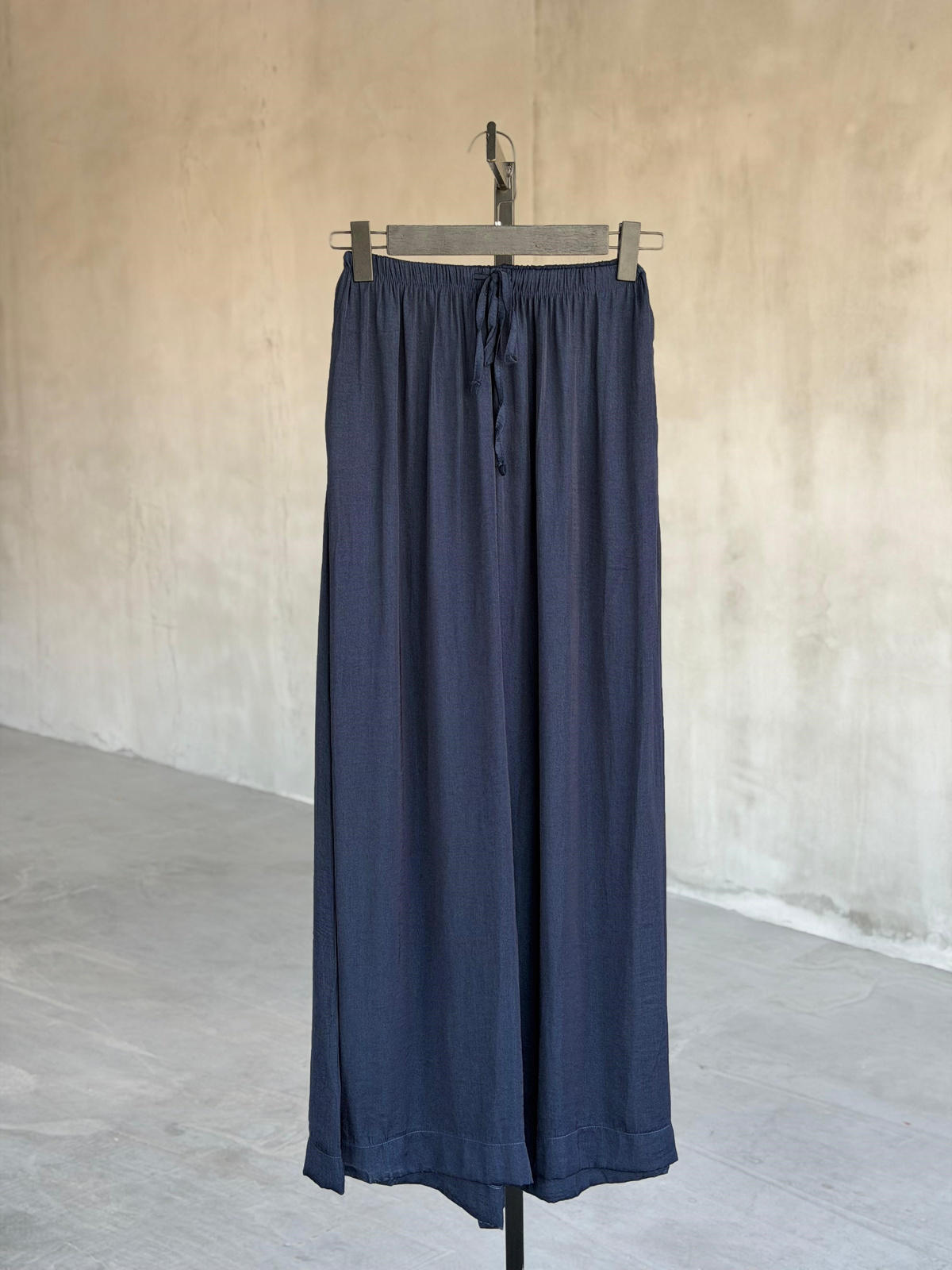 Premium İpeksi Tensel Bel Bağcıklı Pantolon (Lacivert)