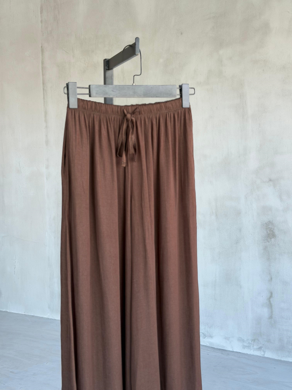 Premium İpeksi Tensel Bel Bağcıklı Pantolon (Kahve)