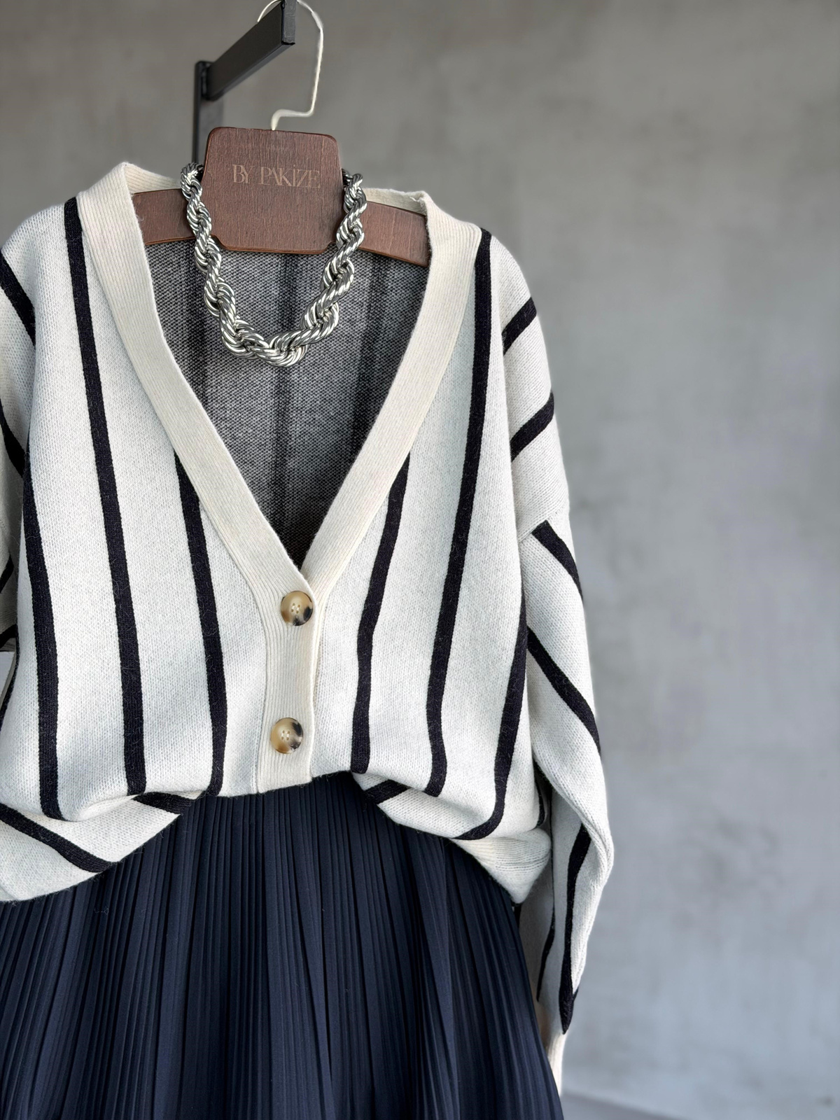 Premium Kaşmir Dokulu Çizgili Oversize Hırka (Beyaz)
